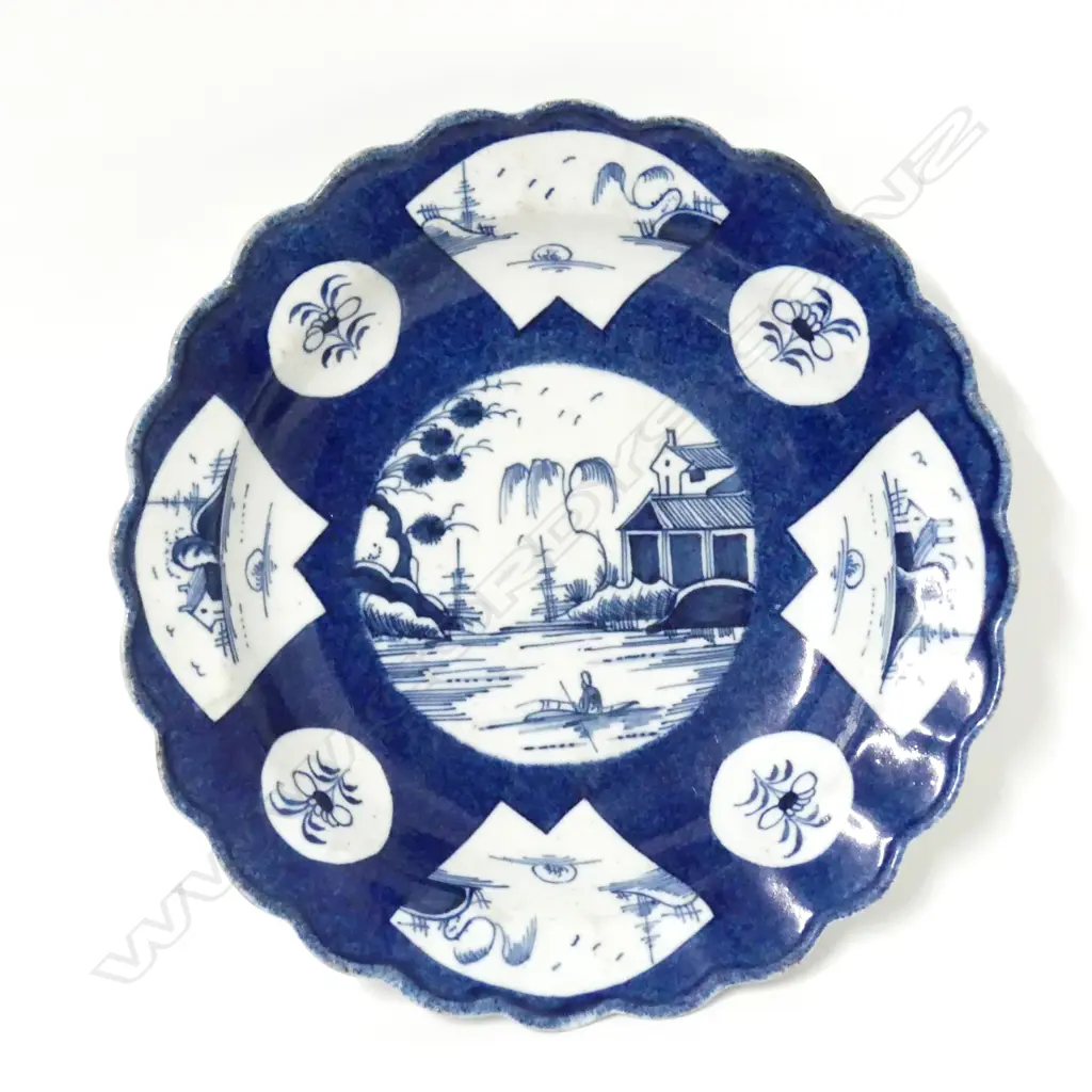 An 18thC blue and white porcelain circular dish Image 1++