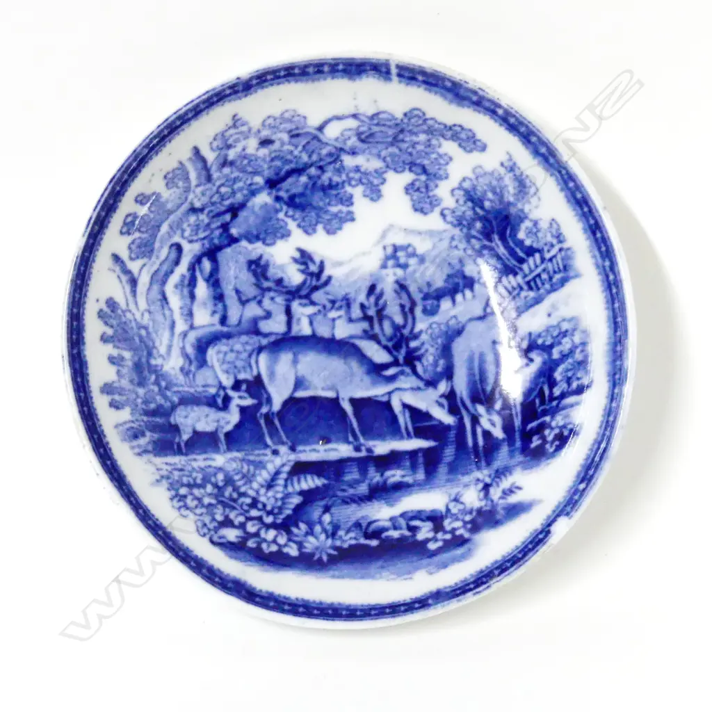 A small 18thC Bow porcelain circular dish Image 1++