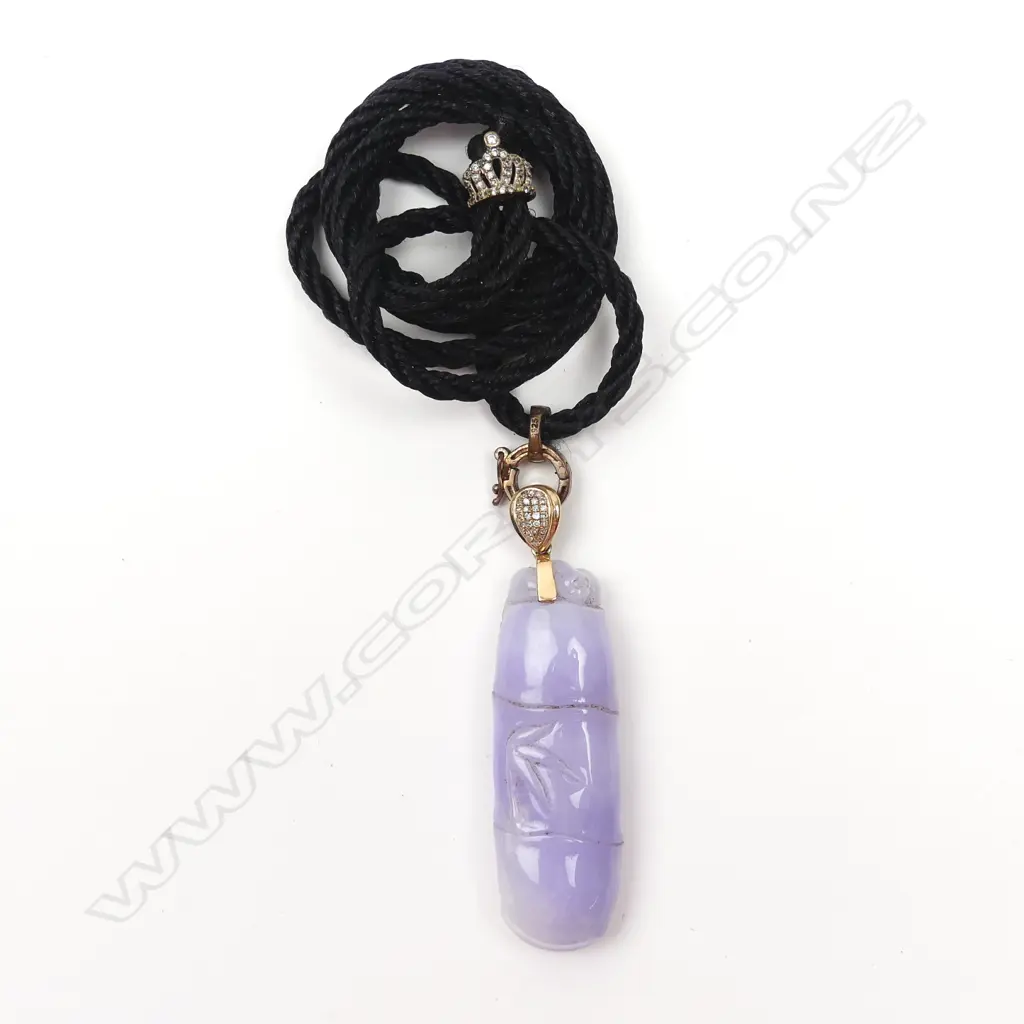 A Chinese carved lavender jade and diamond set 18ct. rose gold mounted pendant Image 1++