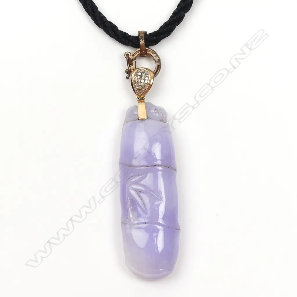 A Chinese carved lavender jade and diamond set 18ct. rose gold mounted pendant Image 1++