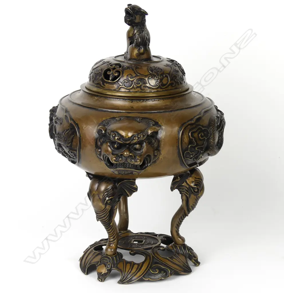 A Chinese bronze censer Image 1++