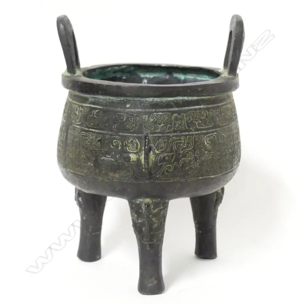 A Chinese Han style bronze ding Image 1++