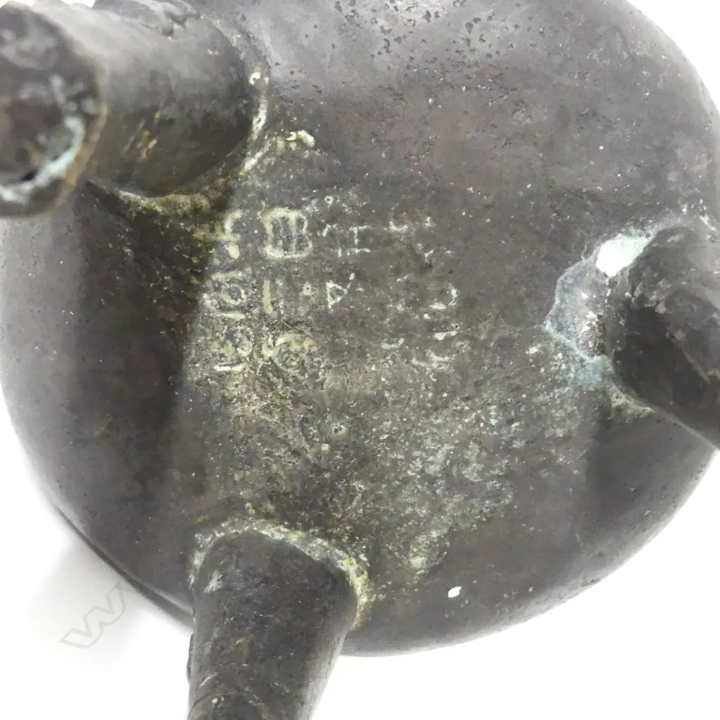 A Chinese Han style bronze ding Image 1++