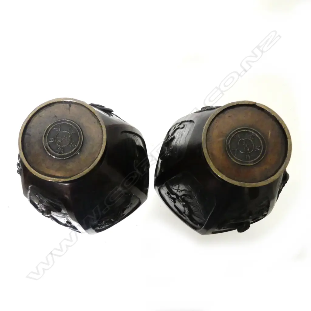 A pair of bronze vases Image 1++