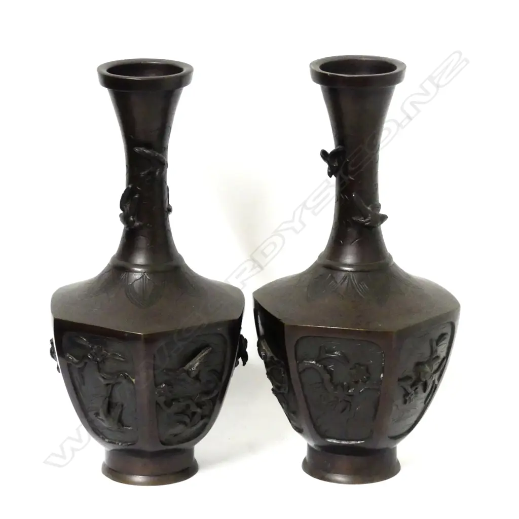 A pair of bronze vases Image 1++