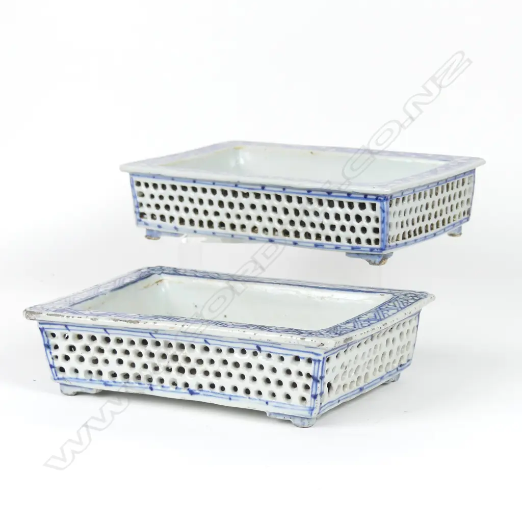 A pair of Chinese blue and white porcelain bulb planters Image 1++