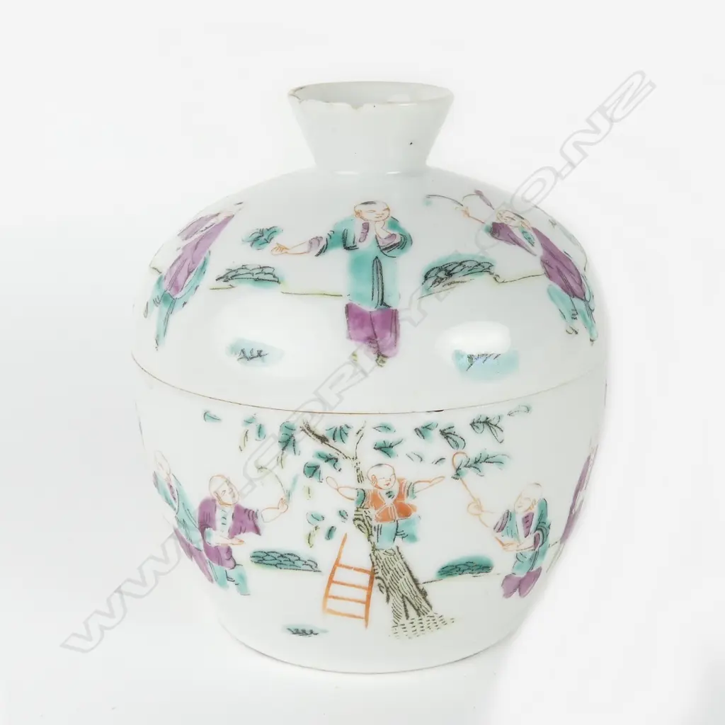 An old Chinese famille rose porcelain lidded bowl Image 1++