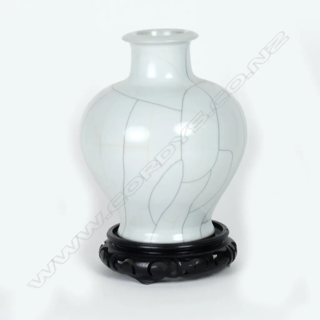 A Chinese porcelain crackle glazed vase Image 1++
