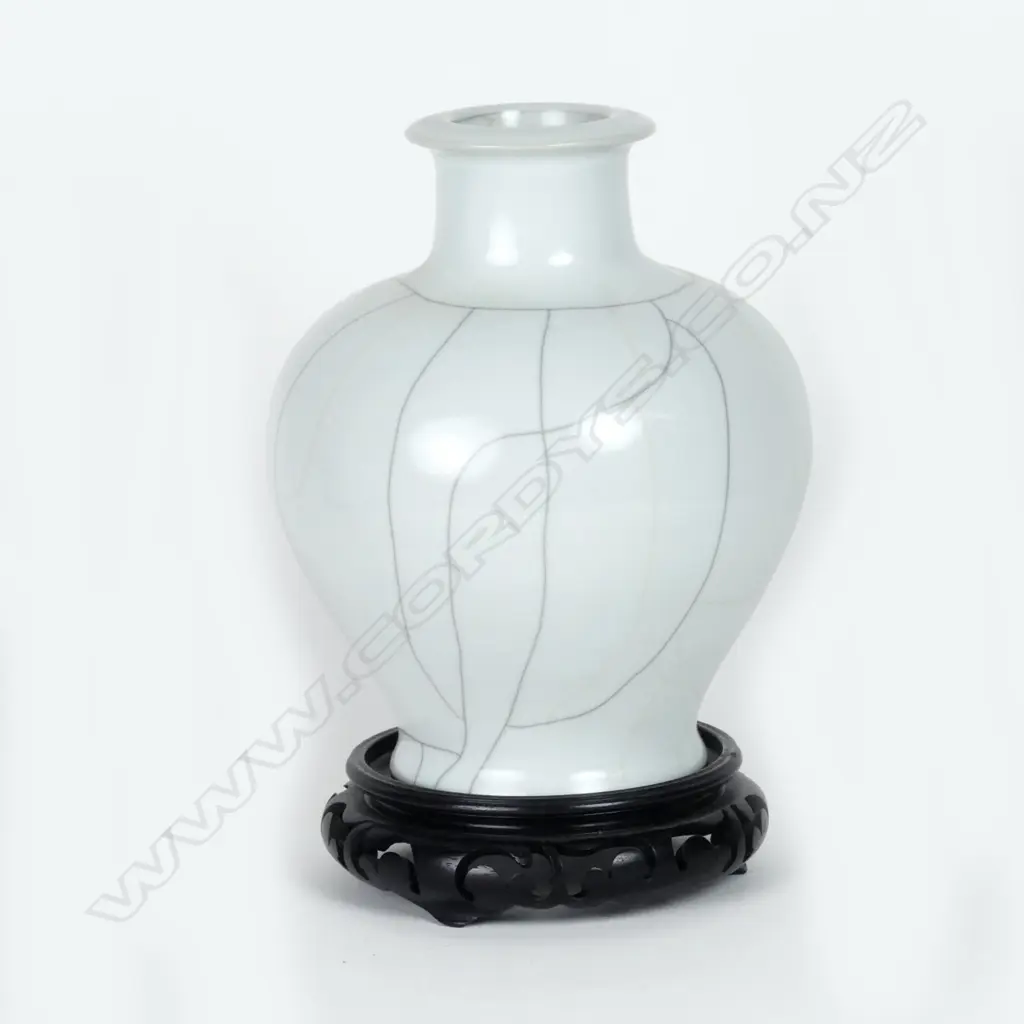 A Chinese porcelain crackle glazed vase Image 1++
