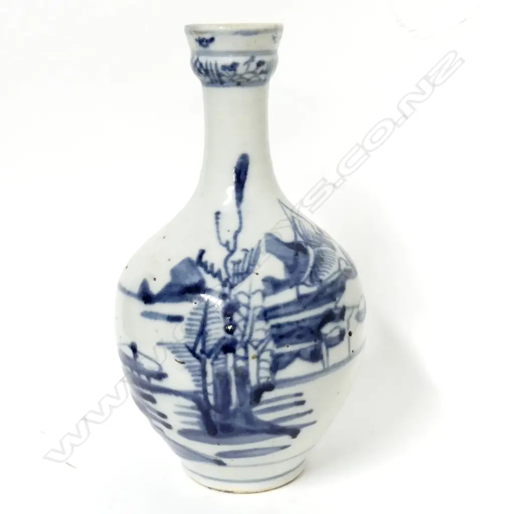 A Chinese provincial porcelain bottle vase Image 1++