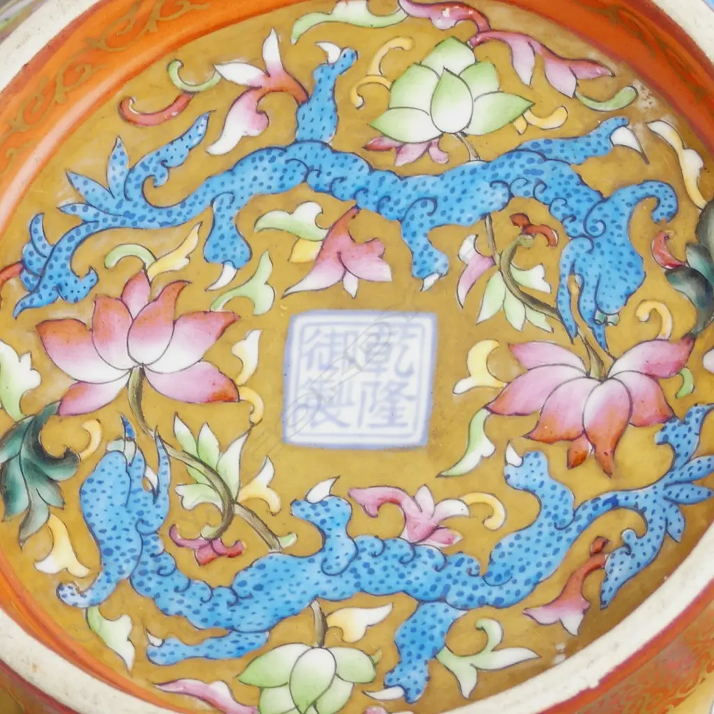 A fine quality 20thC Chinese porcelain polychrome vase Image 1++