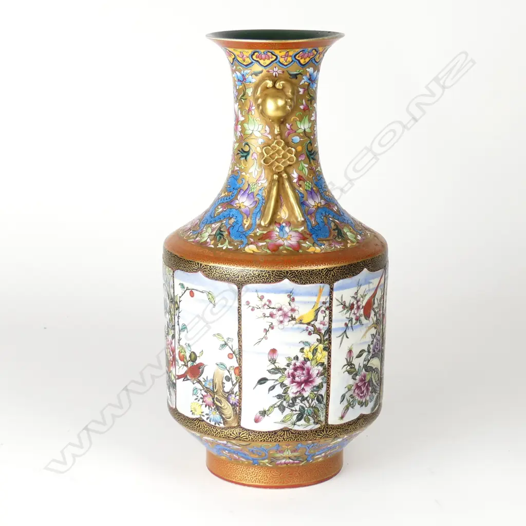 A fine quality 20thC Chinese porcelain polychrome vase Image 1++