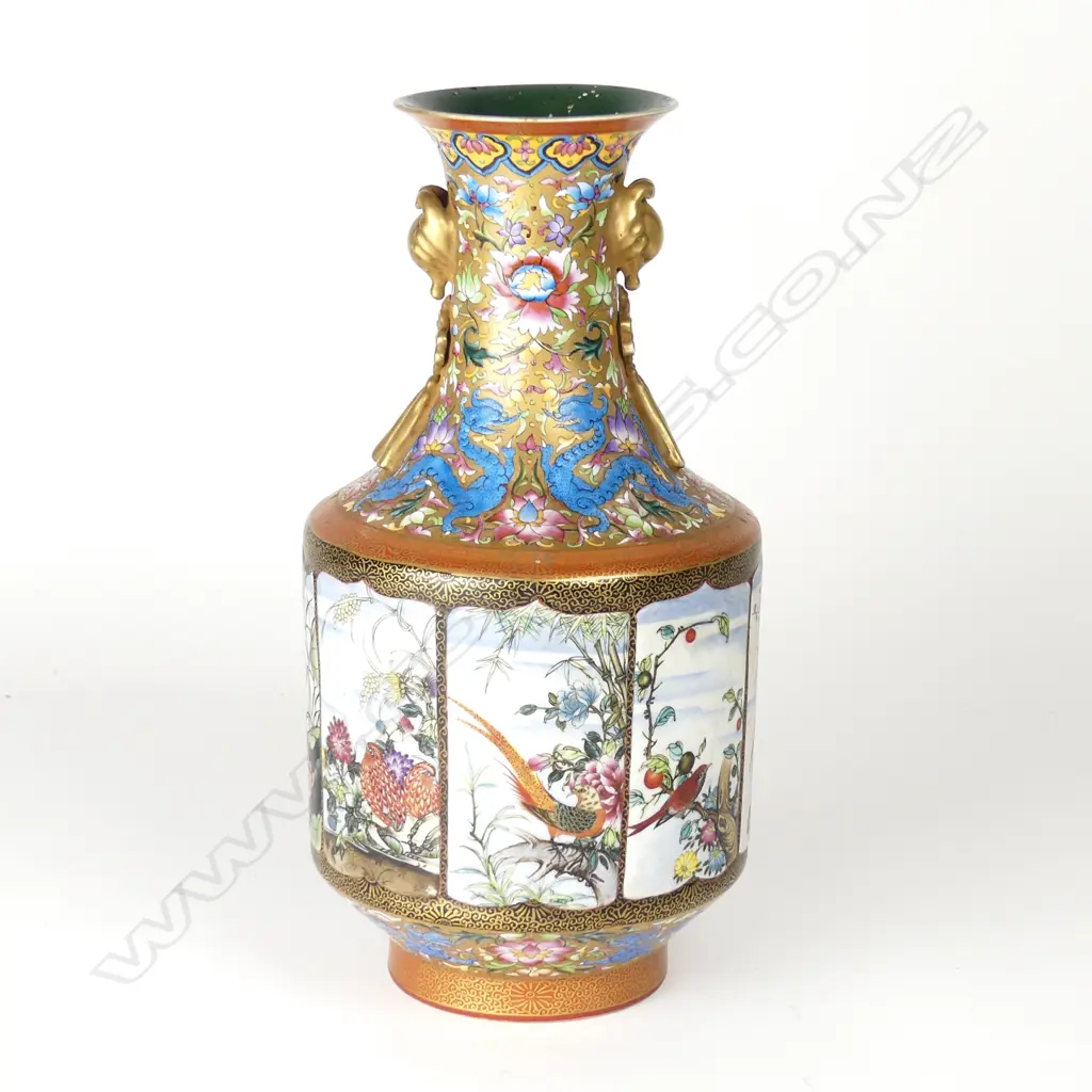 A fine quality 20thC Chinese porcelain polychrome vase Image 1++