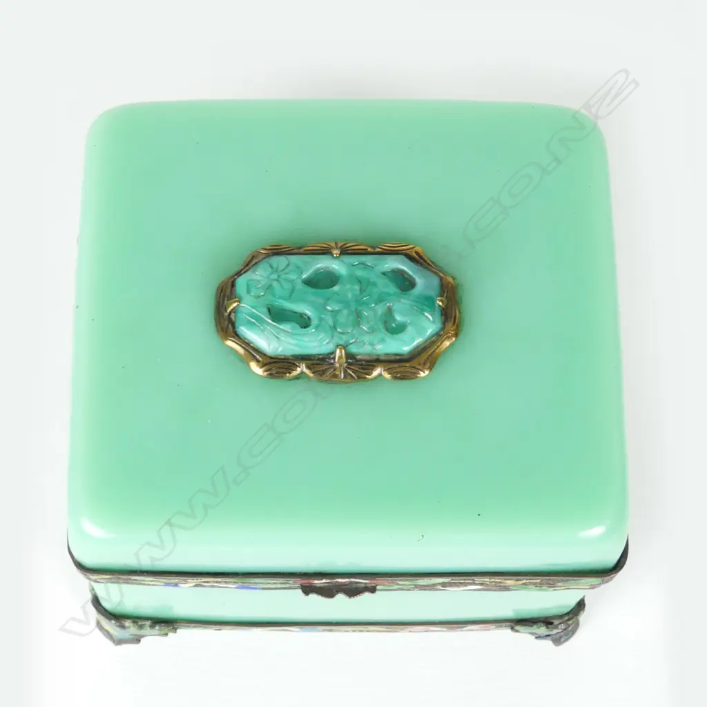 An early 20thC Chinese Peking green glass lidded box Image 1++