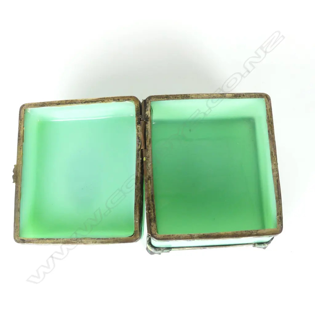 An early 20thC Chinese Peking green glass lidded box Image 1++