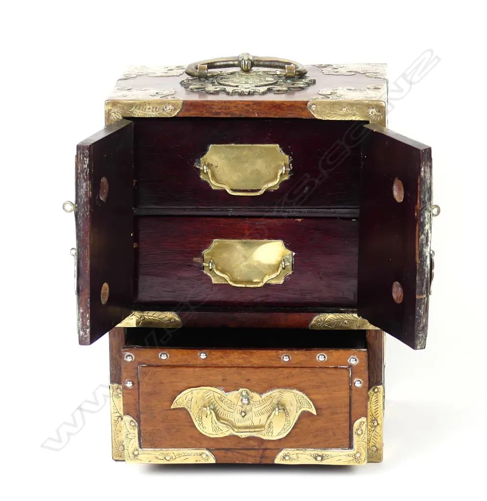 A Chinese teak jewellery box Image 1++