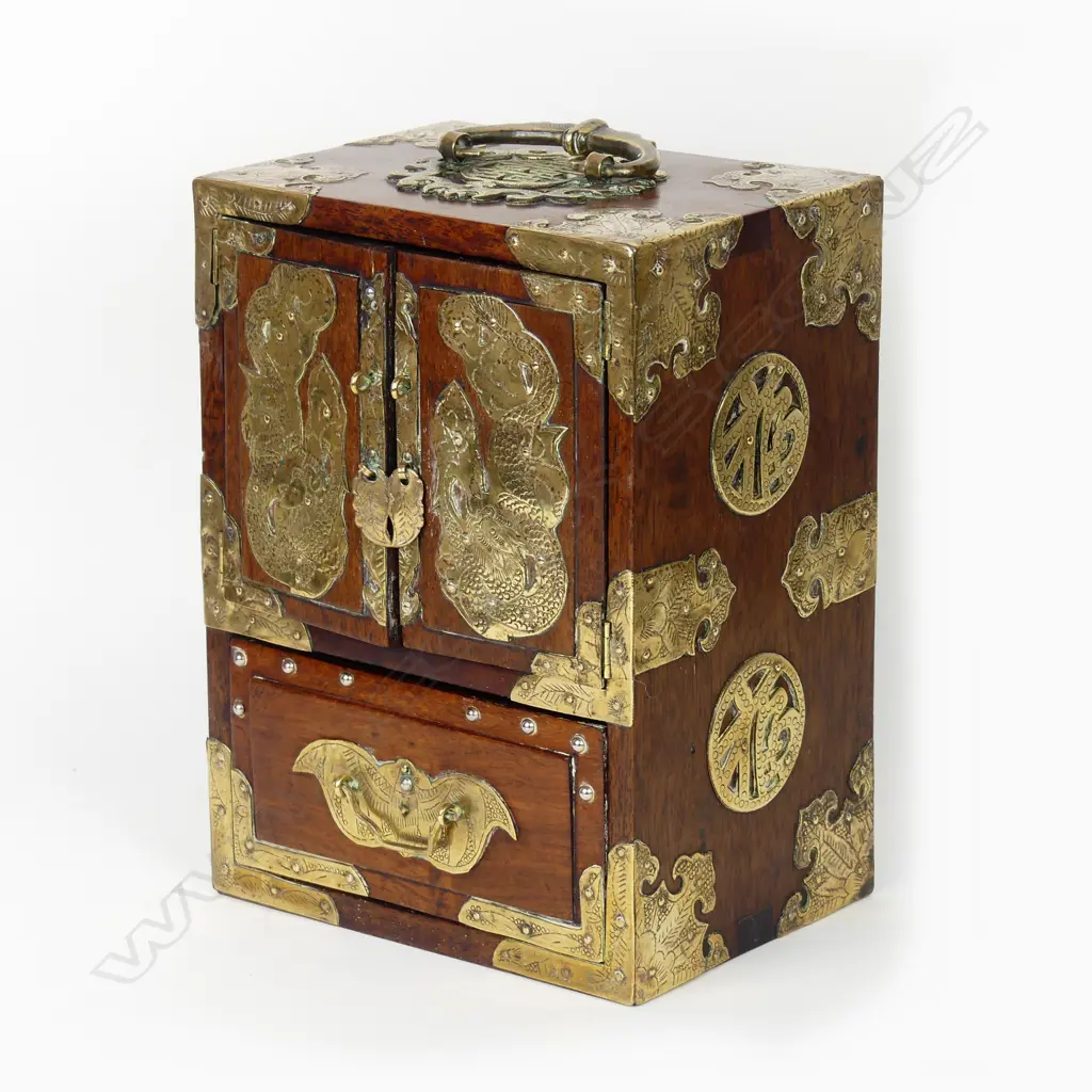 A Chinese teak jewellery box Image 1++