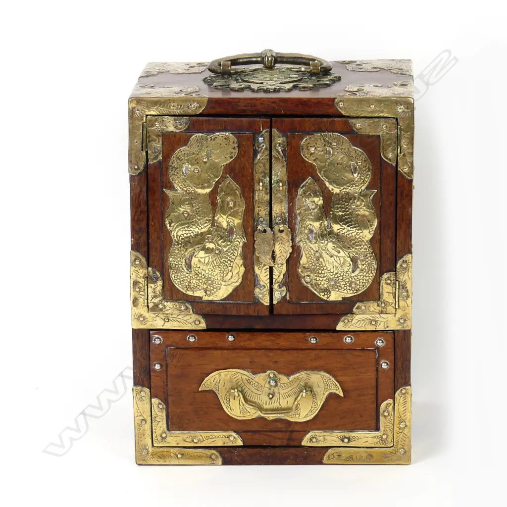 A Chinese teak jewellery box Image 1++