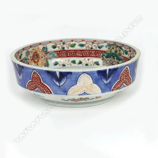 An Imari porcelain bowl