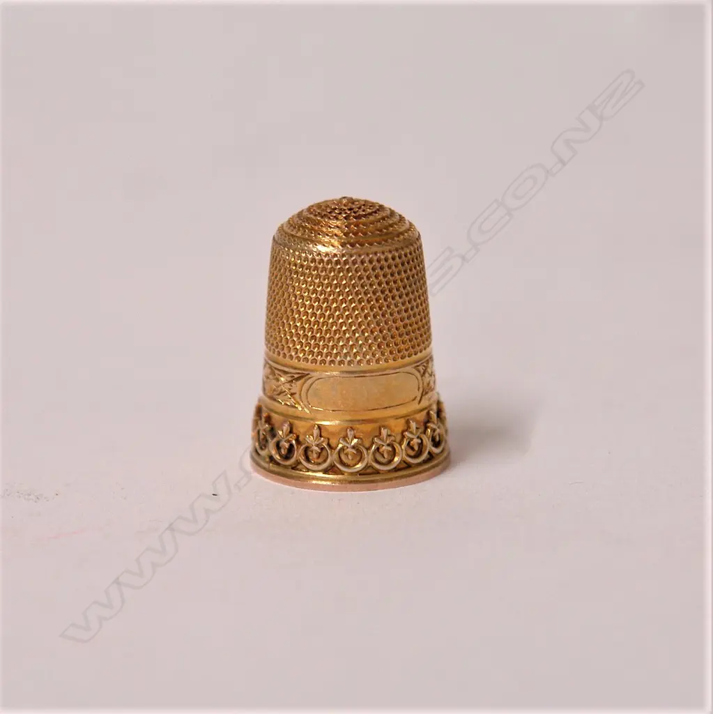 An early 20thC 9ct. yellow gold thimble Image 1++
