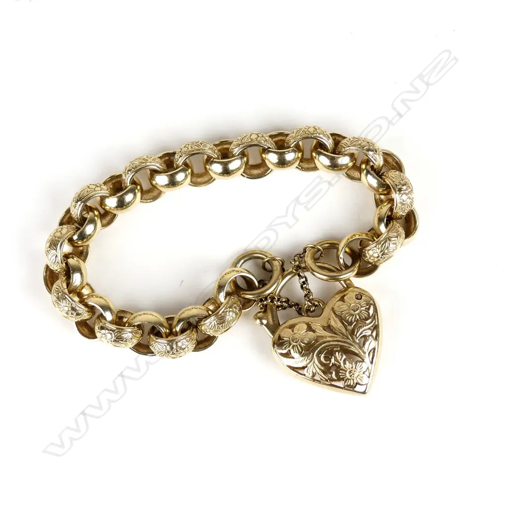 A 9ct gold heavy belcher link bracelet with heart shaped clasp Image 1++