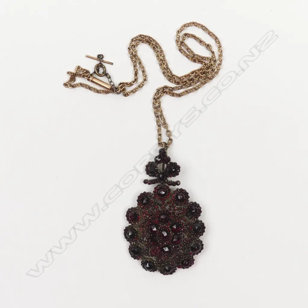 A vintage Bohemian garnet pendant Image 1++