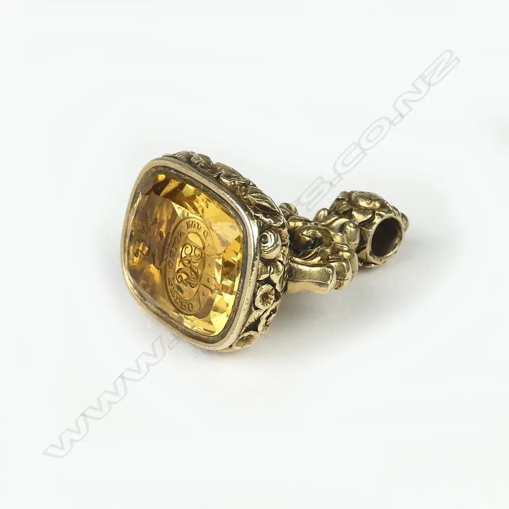 A 9ct gold and citrine seal Image 1++