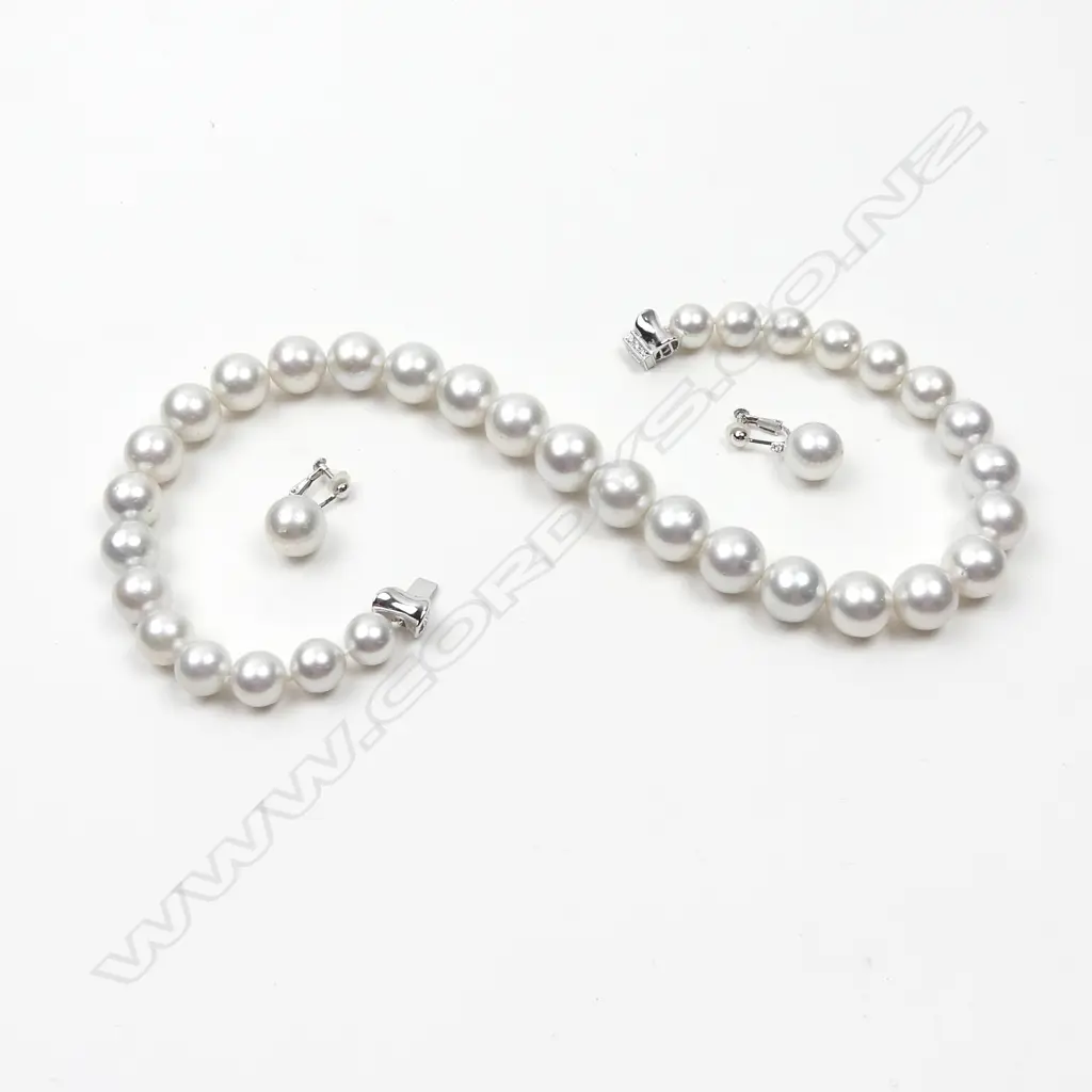 An 18ct. white gold and diamond clasped silver white freshwater pearl necklace Image 1++