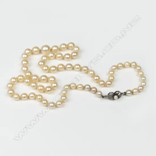 A cultured pearl necklace