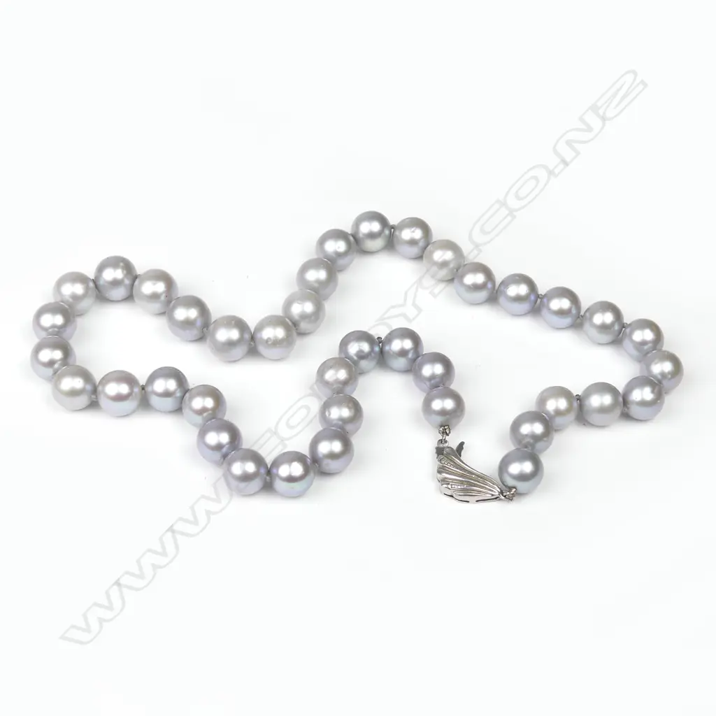 A cultured Tahitian pearl necklace Image 1++