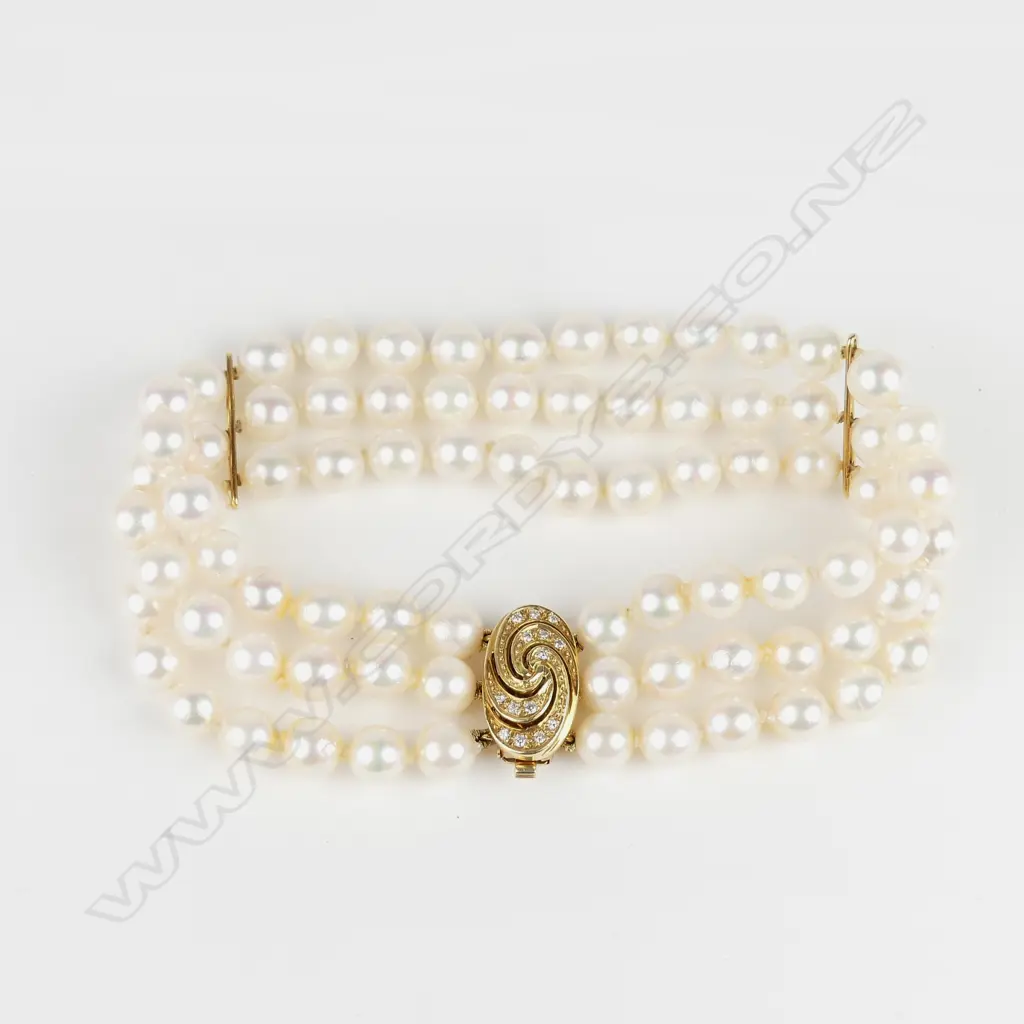 A triple strand pearl bracelet Image 1++
