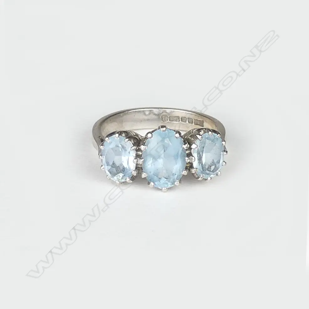 An 18ct white gold and aquamarine ring Image 1++