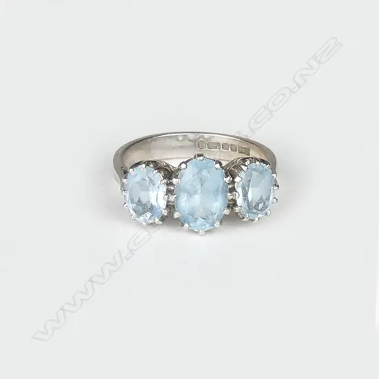 An 18ct white gold and aquamarine ring