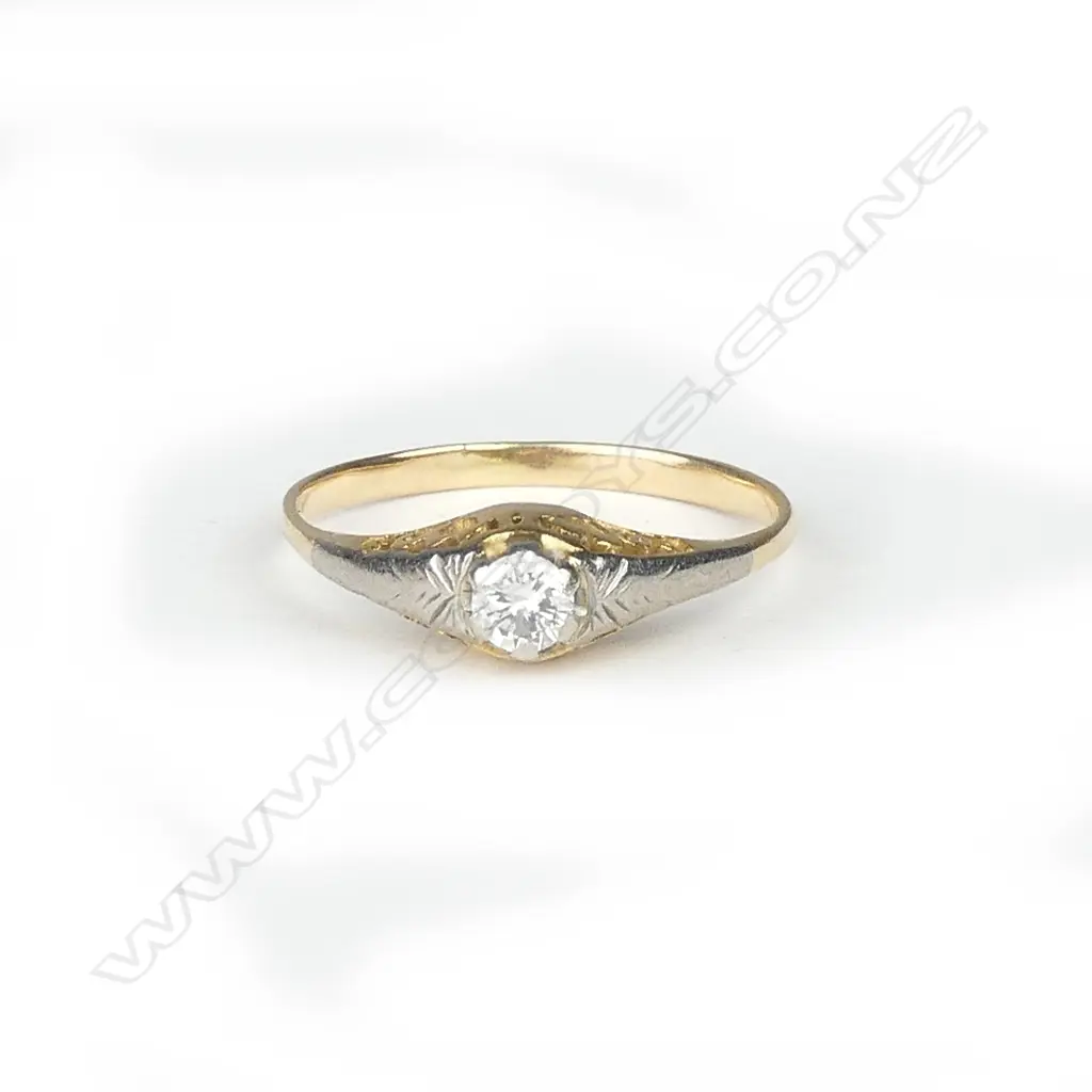 A lady's vintage estate 18ct. solitaire diamond ring Image 1++