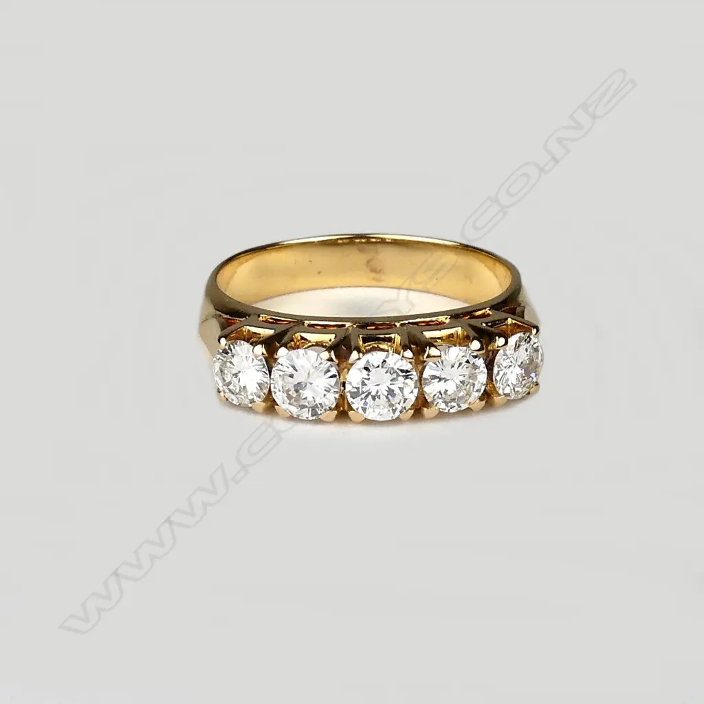 A 19ct gold and five stone diamond ring Image 1++