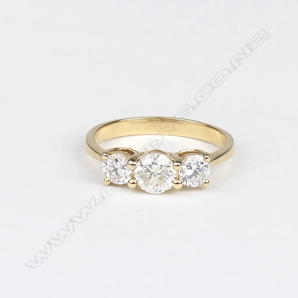 A 14ct gold and three stone diamond ring Image 1++