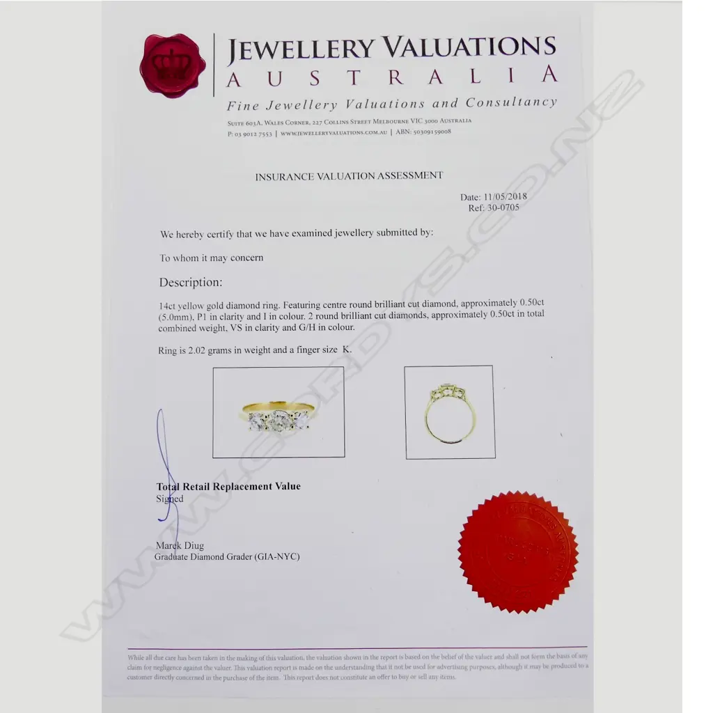 A 14ct gold and three stone diamond ring Image 1++