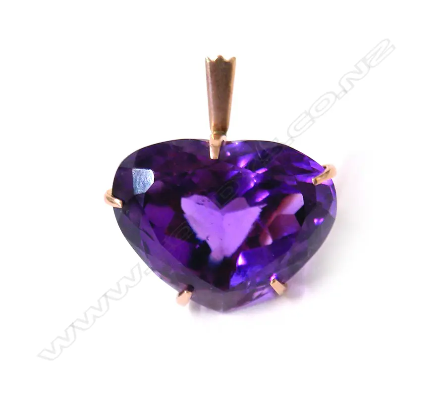 A retro gold mounted large striking amethyst pendant Image 1++
