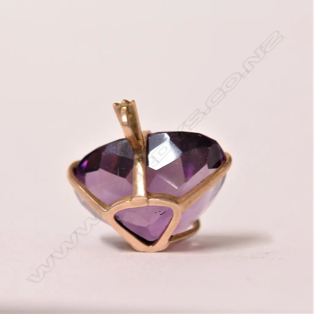 A retro gold mounted large striking amethyst pendant Image 1++