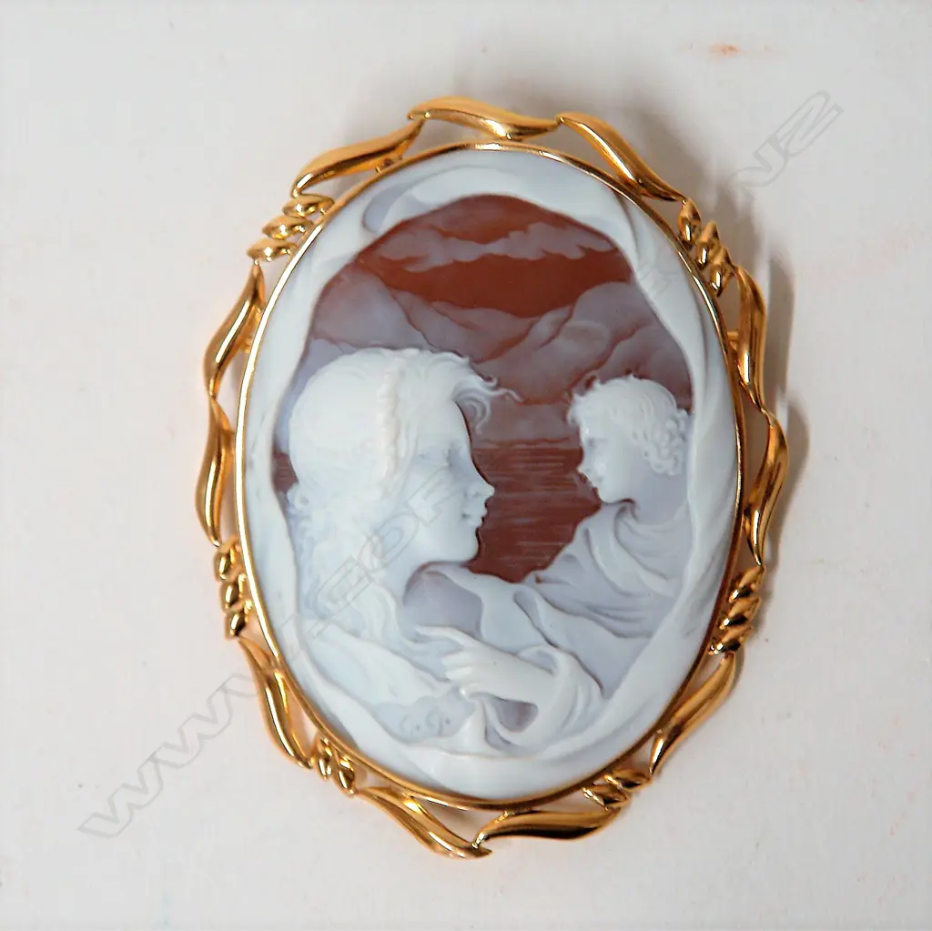 A modern 18ct. yellow gold framed large double portrait cameo pendant brooch Image 1++