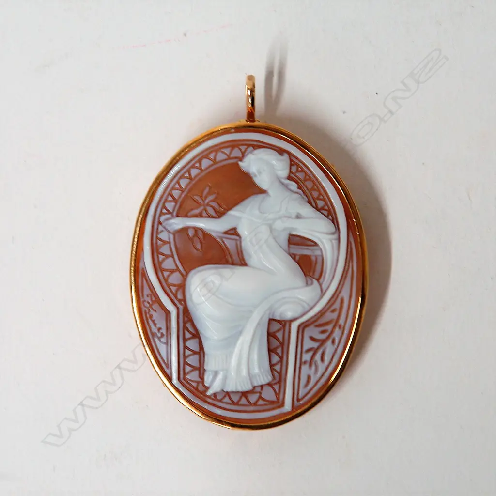 A modern 18ct. yellow gold framed classical cameo brooch/pendent Image 1++