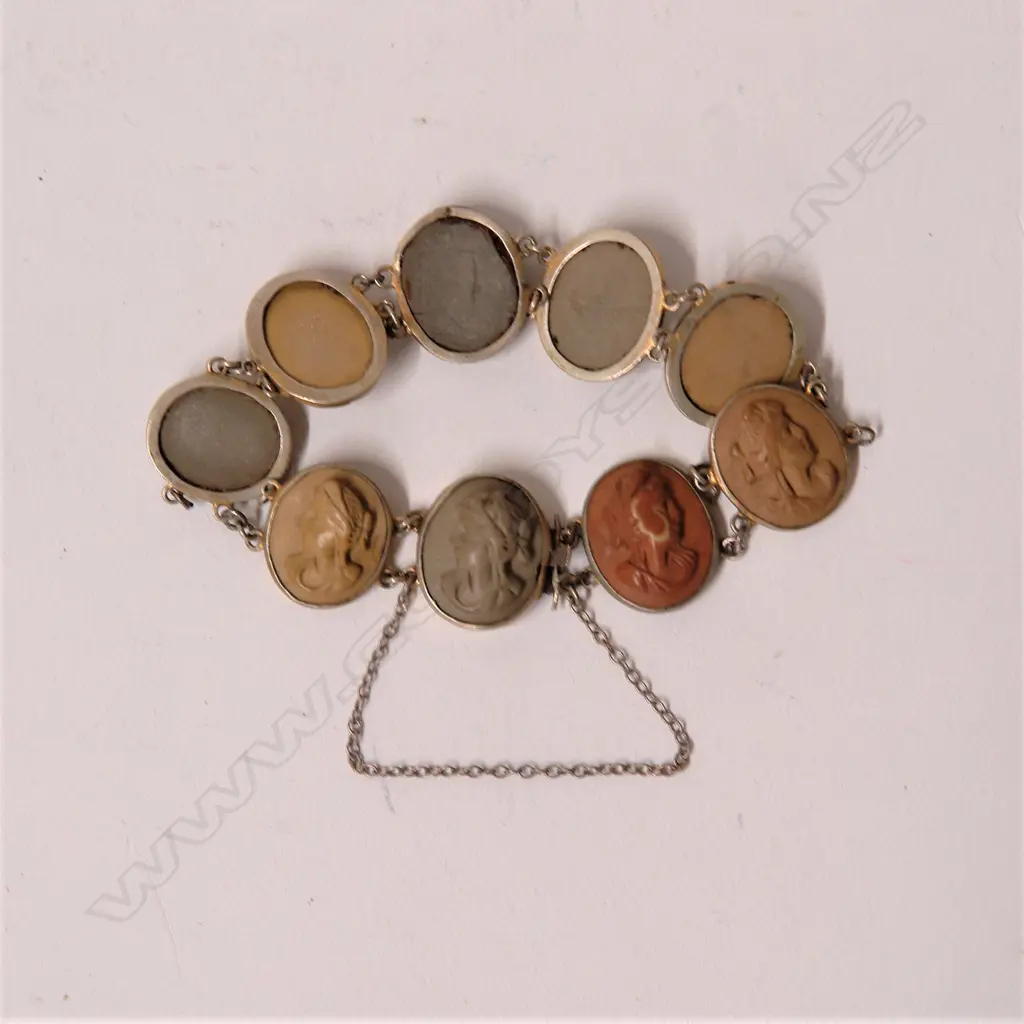 A late 19thC Italian carved lava cameo bracelet Image 1++