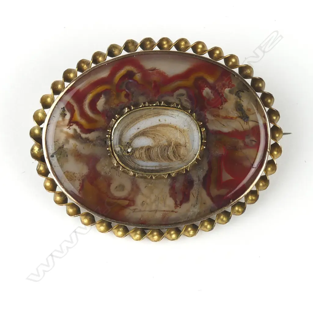A 19thC 9ct. yellow gold and agate mourning brooch Image 1++
