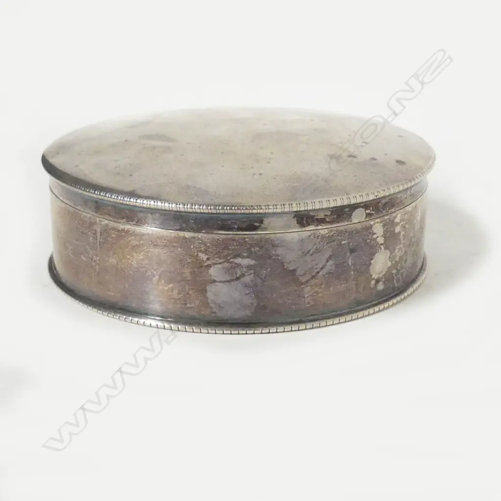 A silver powder box Image 1++