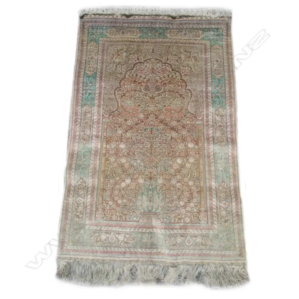 A Turkish Hereke silk cut pile prayer rug Image 1++