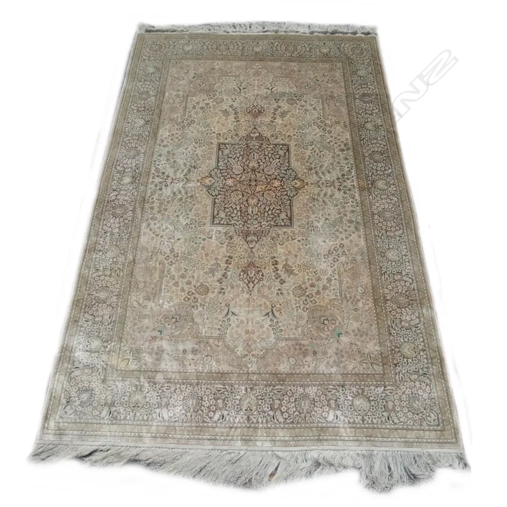A fine all silk hand knotted rug Image 1++