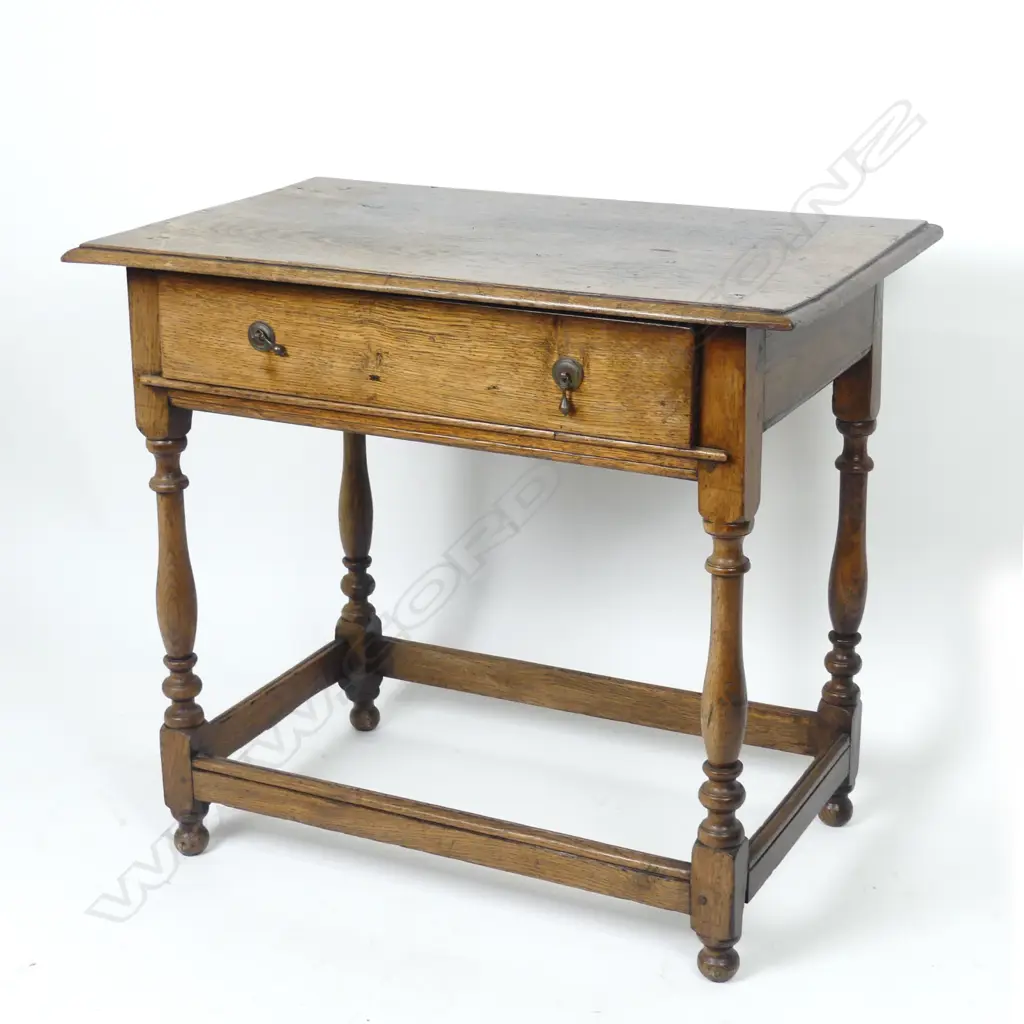A Georgian oak country side table Image 1++
