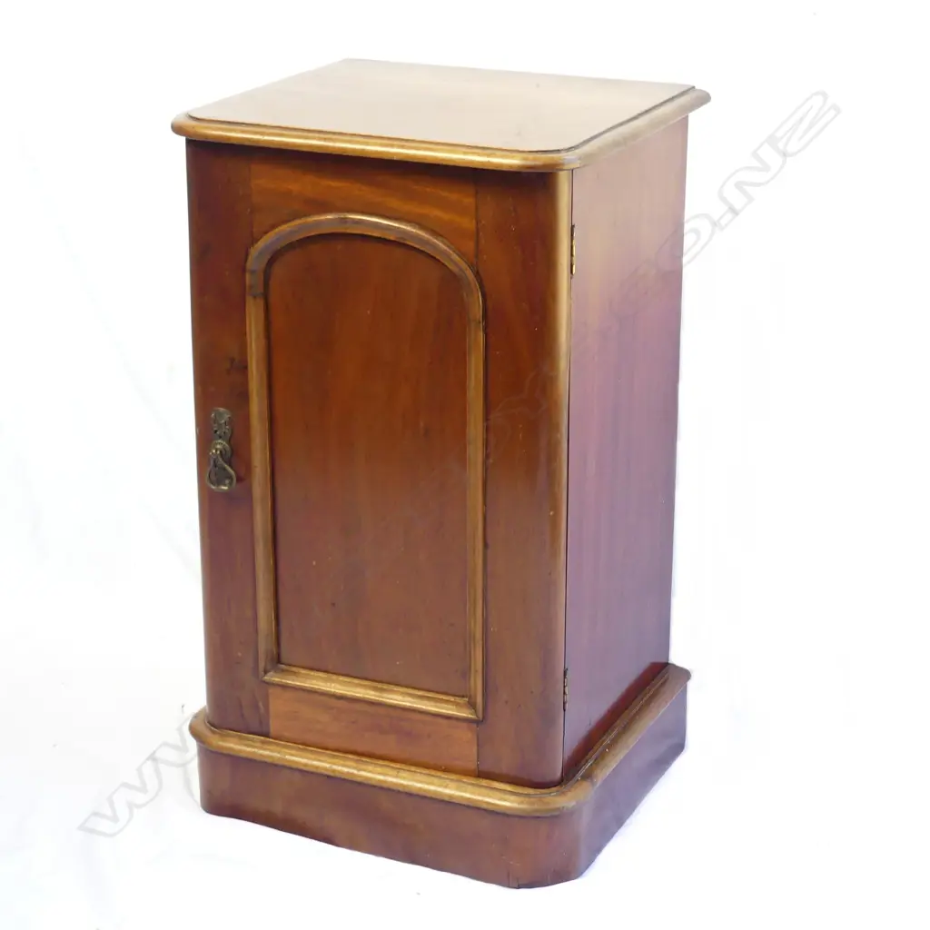 A Victorian mahogany bedside cabinet Image 1++