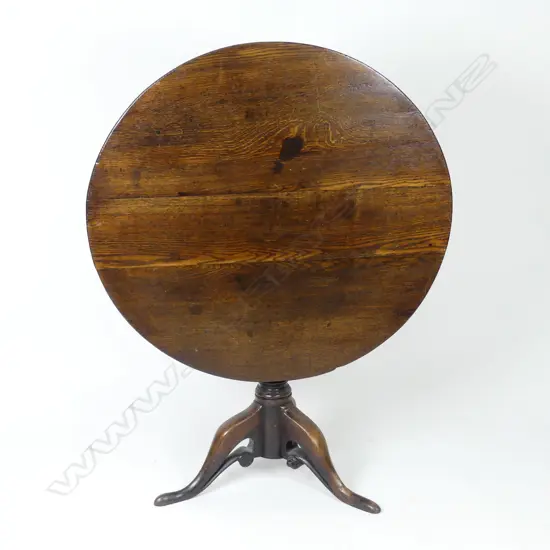 A Georgian oak tilt-top supper table