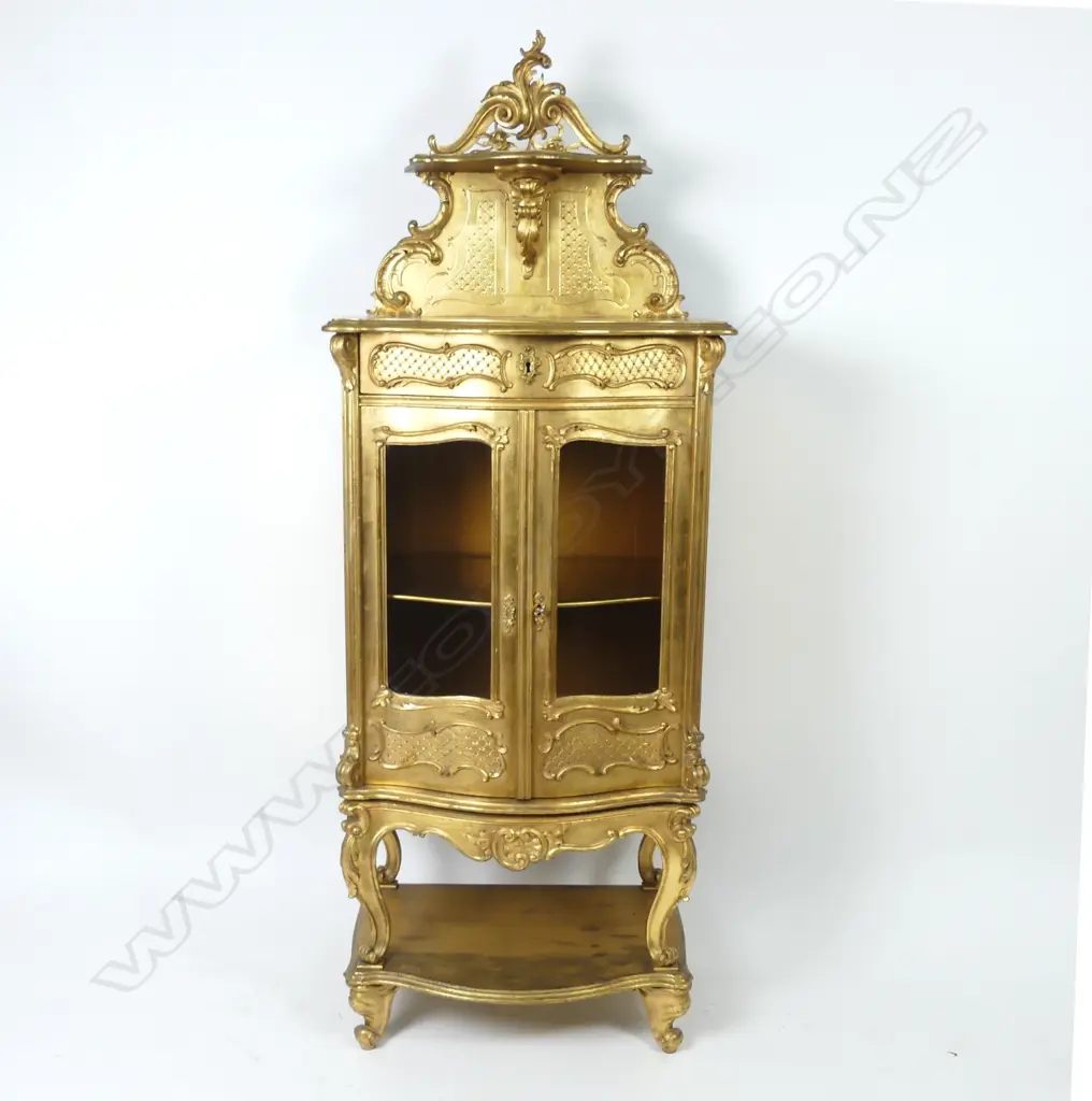 An early 1900s French gilt vitrine Image 1++